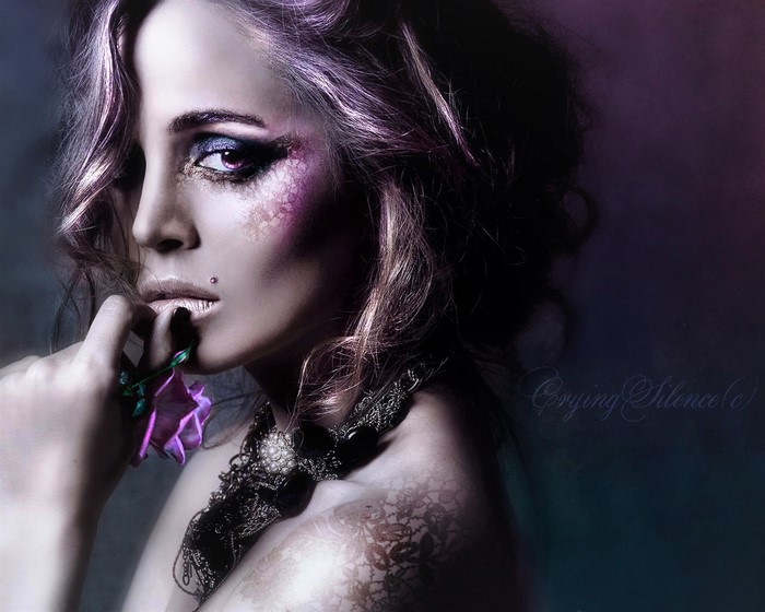 Eliza Dushku with flower and necklace