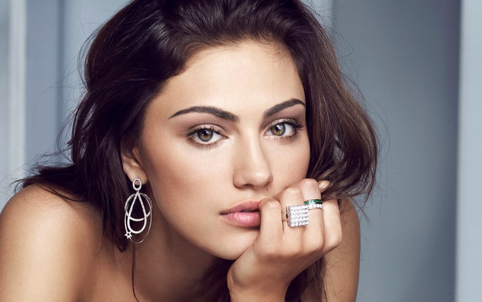 Phoebe Tonkin wearing jewelry
