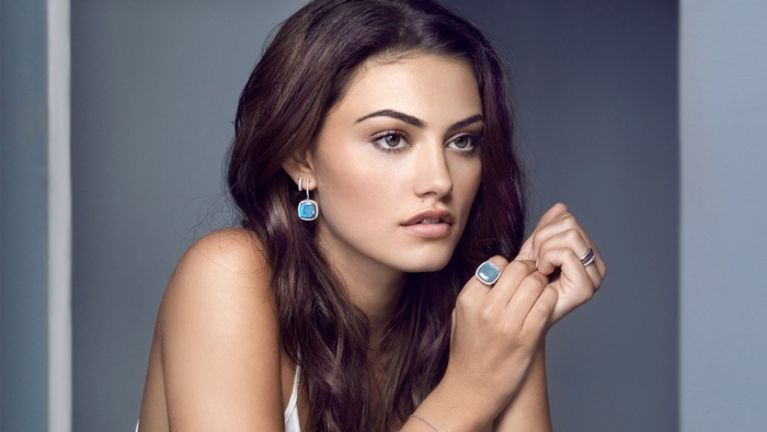 Phoebe Tonkin wearing jewelry
