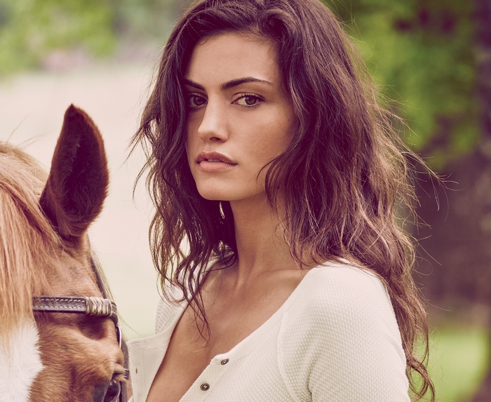 Phoebe Tonkin with a horse