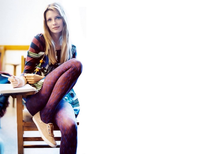 Mischa Barton sitting in a classroom