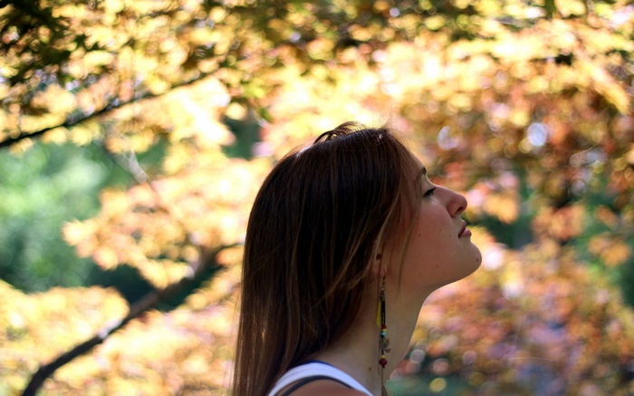 Woman looking up with bokeh background