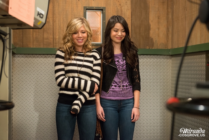 Miranda Cosgrove in a studio setting