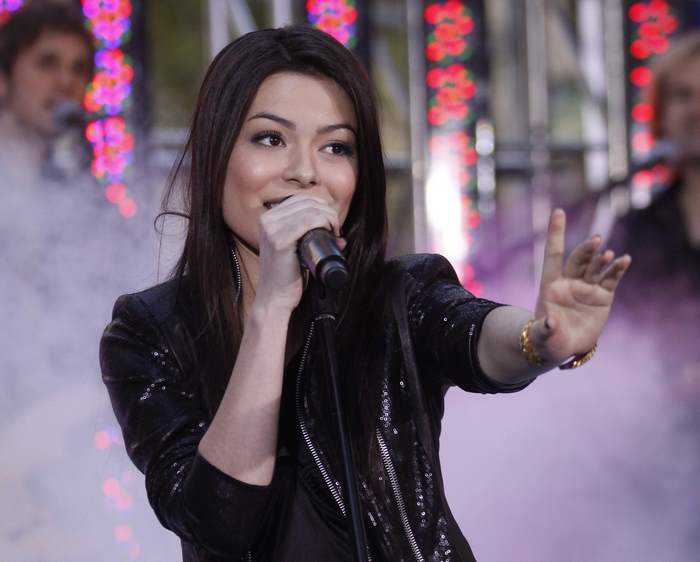 Miranda Cosgrove performing on stage