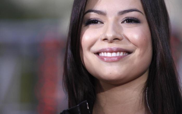 Miranda Cosgrove smiling
