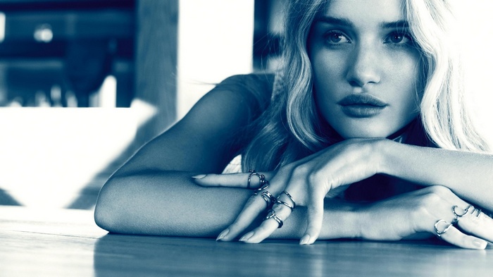 Rosie Huntington-Whiteley wearing rings