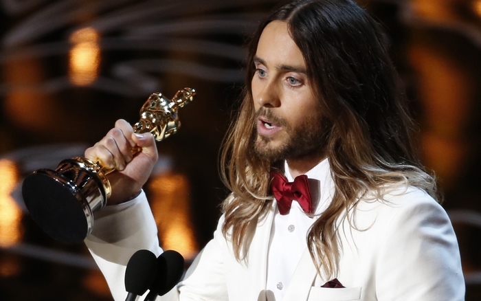 Jared Leto holding an Oscar award
