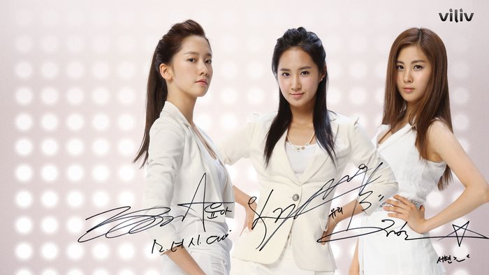 Girls' Generation members with signatures and VILIV logo