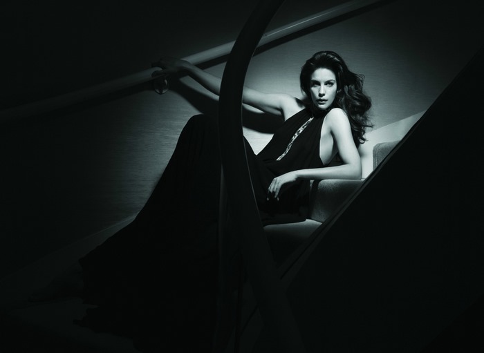 Liv Tyler in a black dress on stairs