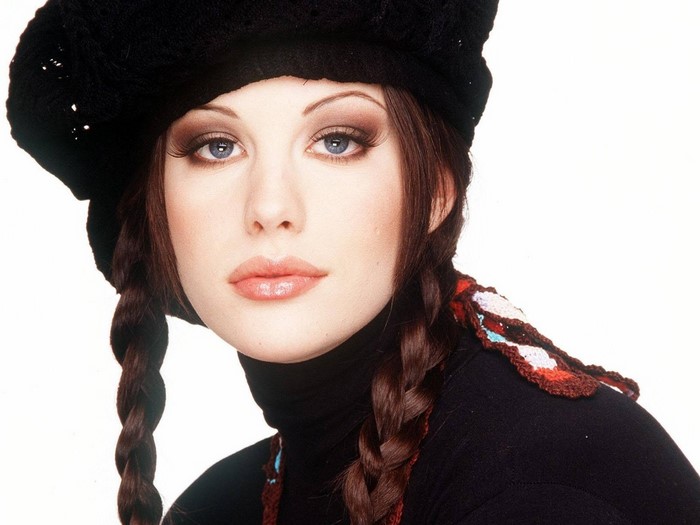 Liv Tyler wearing a black beret and turtleneck