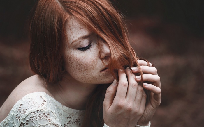 Woman with red hair and freckles