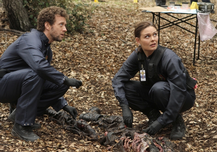 T. J. Thyne and Emily Deschanel at a crime scene