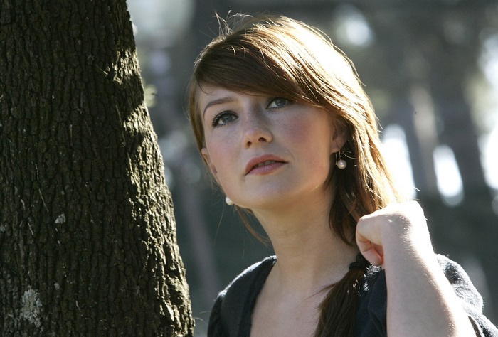 Carice van Houten by a tree