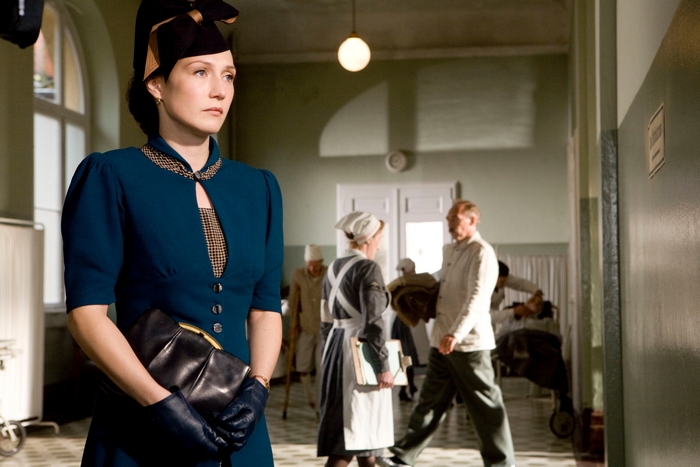 Carice van Houten in a hospital hallway