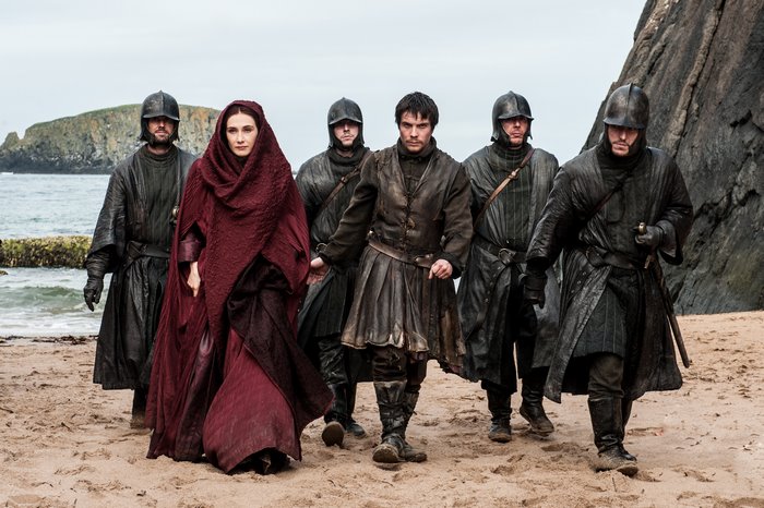 Carice van Houten and guards on a beach