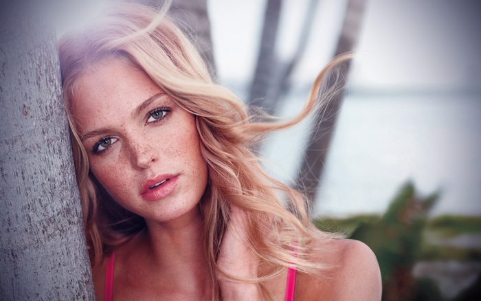 Erin Heatherton leaning against a tree