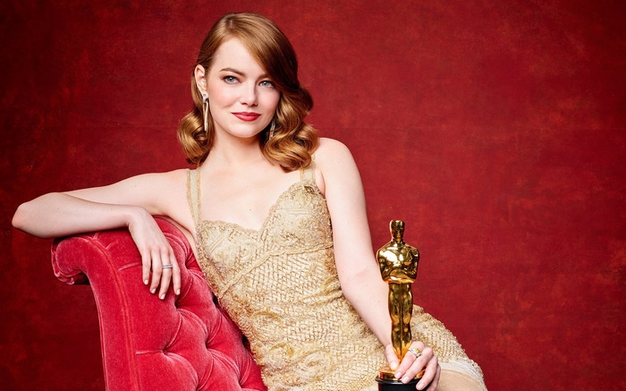 Emma Stone holding an Oscar award