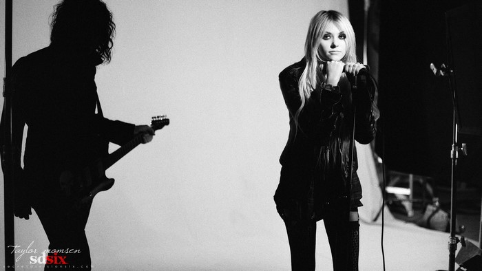 Taylor Momsen with a guitarist