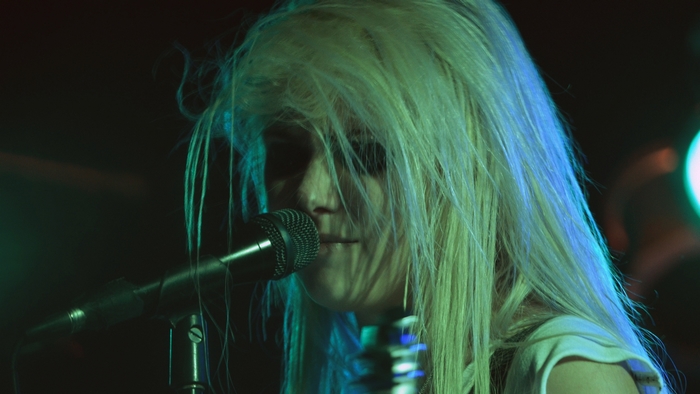 Taylor Momsen singing into a microphone