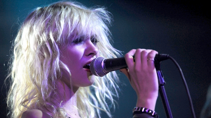 Taylor Momsen singing into a microphone