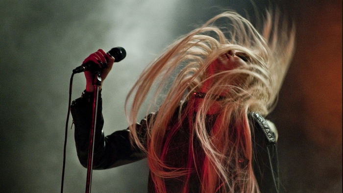 Taylor Momsen Energetic Rock Singer with Flowing Blonde Hair