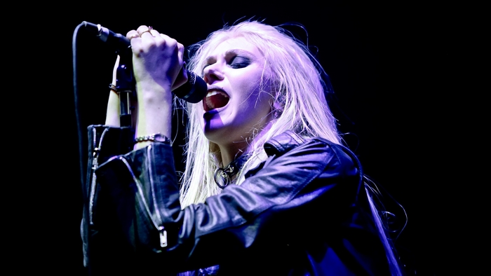 Taylor Momsen singing into a microphone