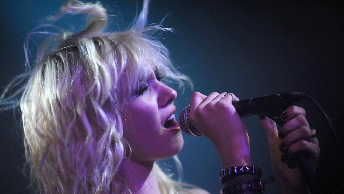 Taylor Momsen singing into a microphone