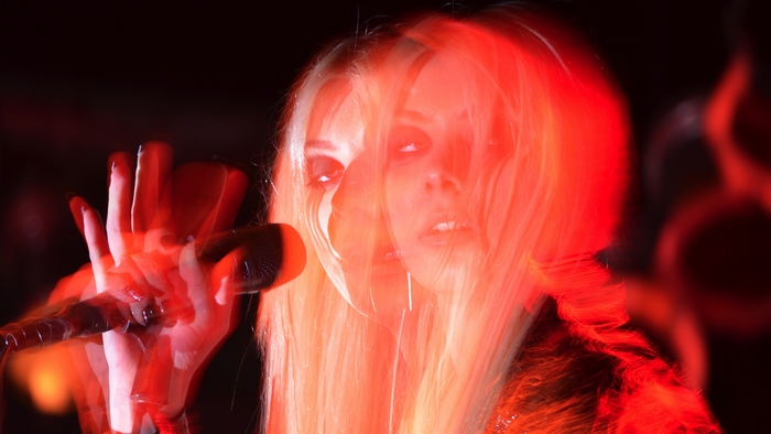 Taylor Momsen singing into a microphone