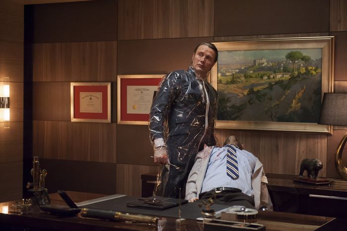 Mads Mikkelsen in an office with a body