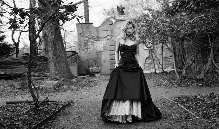 Kate Hudson in a black gown in ruins