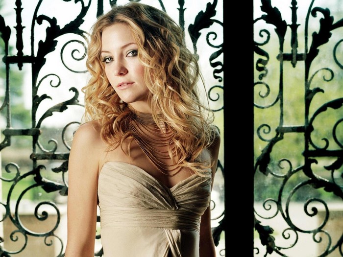 Kate Hudson posing in a strapless dress