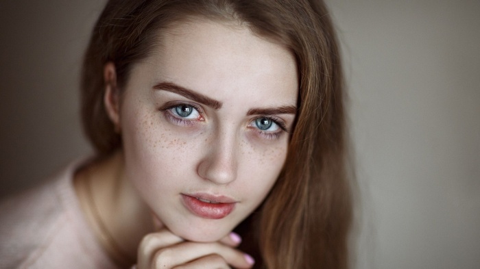 Young woman with blue eyes and freckles