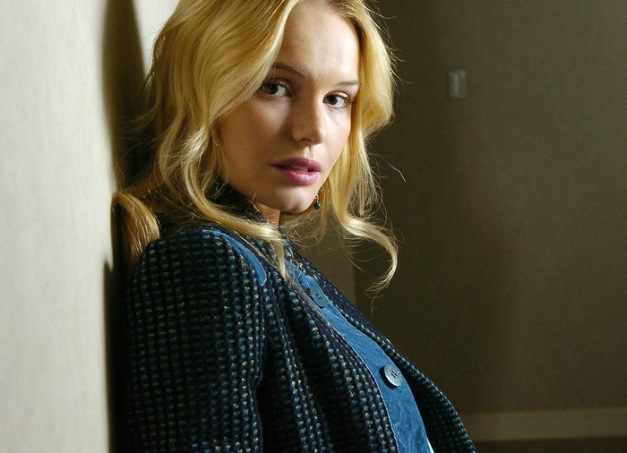 Kate Bosworth leaning against a wall