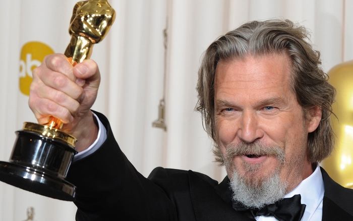 Jeff Bridges holding an Oscar award
