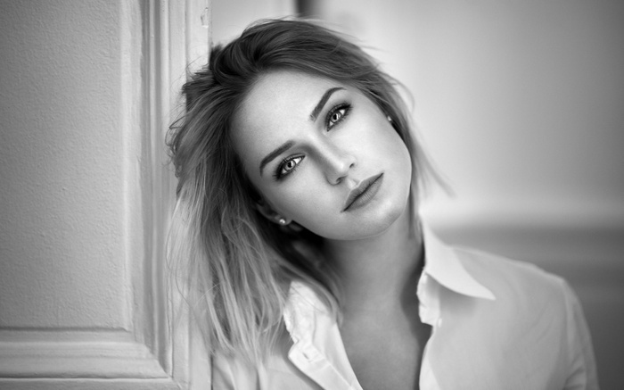 Black and white portrait of a woman