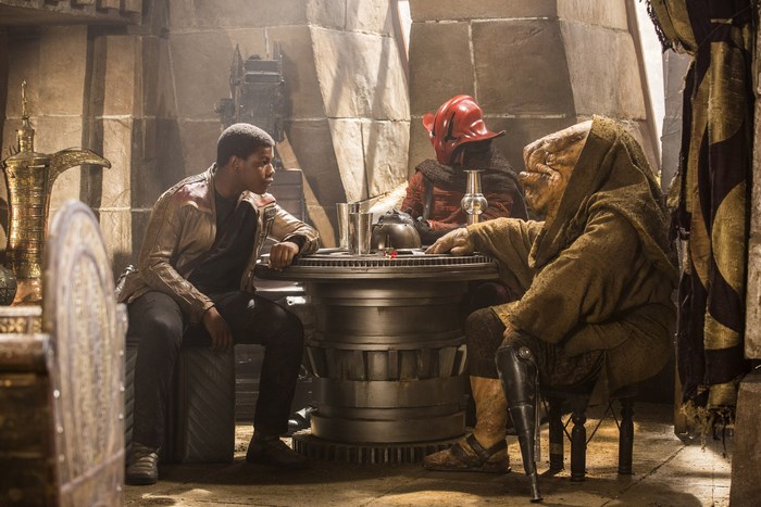 Finn and two aliens at a table