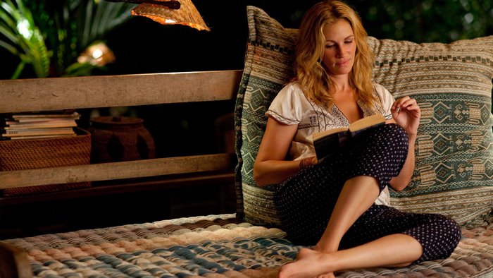 Julia Roberts reading a book