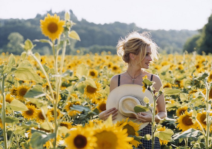 Julia Roberts in a sunflower field