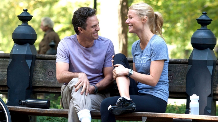 Gwyneth Paltrow and Mark Ruffalo in a park