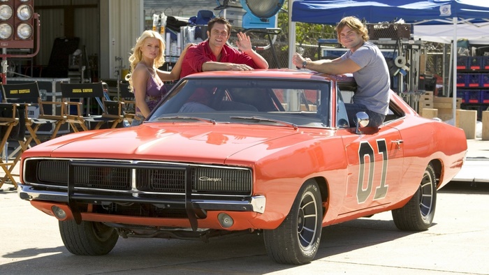 Jessica Simpson, Seann William Scott, and Johnny Knoxville with the General Lee car