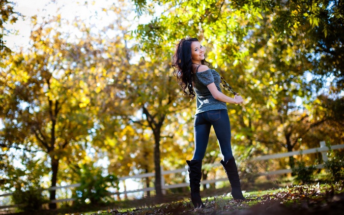 Young woman posing in a park during autumn