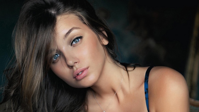 Woman with blue eyes and brown hair