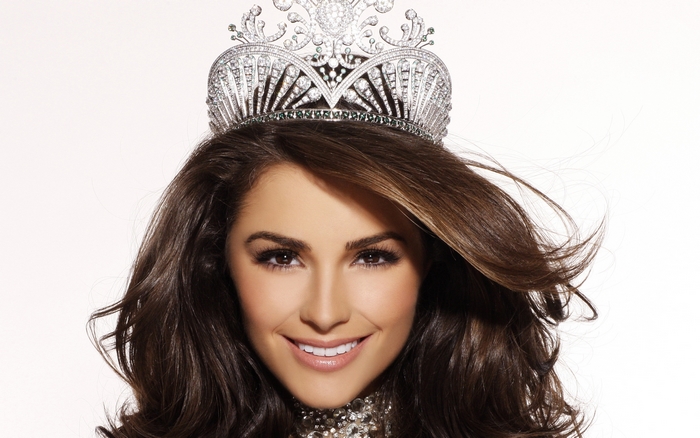 Olivia Culpo wearing a crown