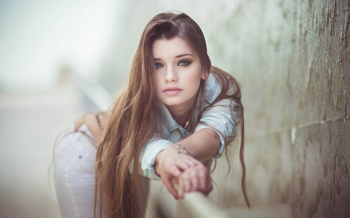 Young woman leaning on a railing