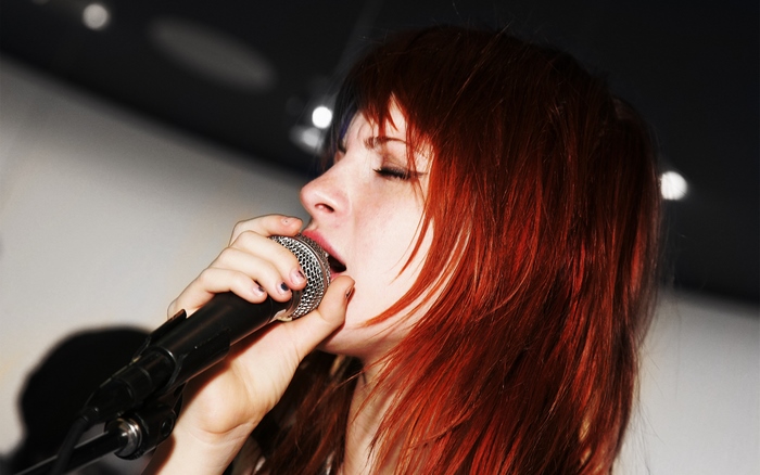 Hayley Williams singing into a microphone