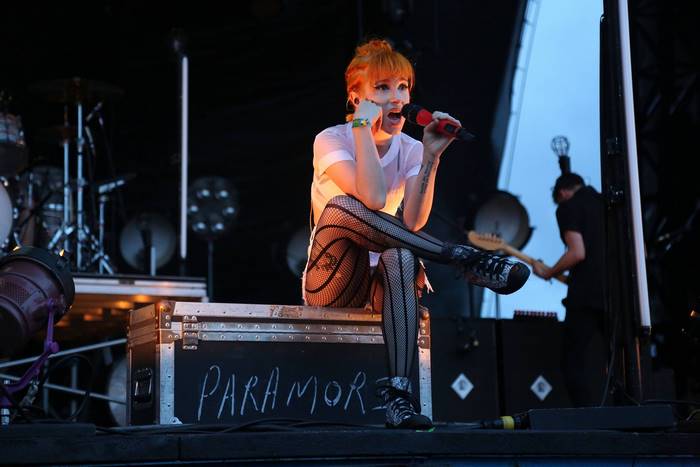 Hayley Williams performing with Paramore