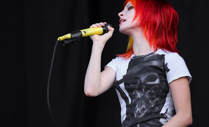 Hayley Williams singing into a microphone