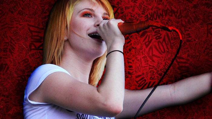 Hayley Williams singing into a microphone