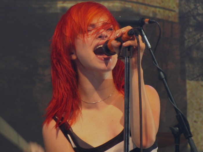 Hayley Williams singing into a microphone