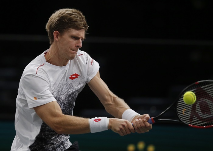 Kevin Anderson playing tennis